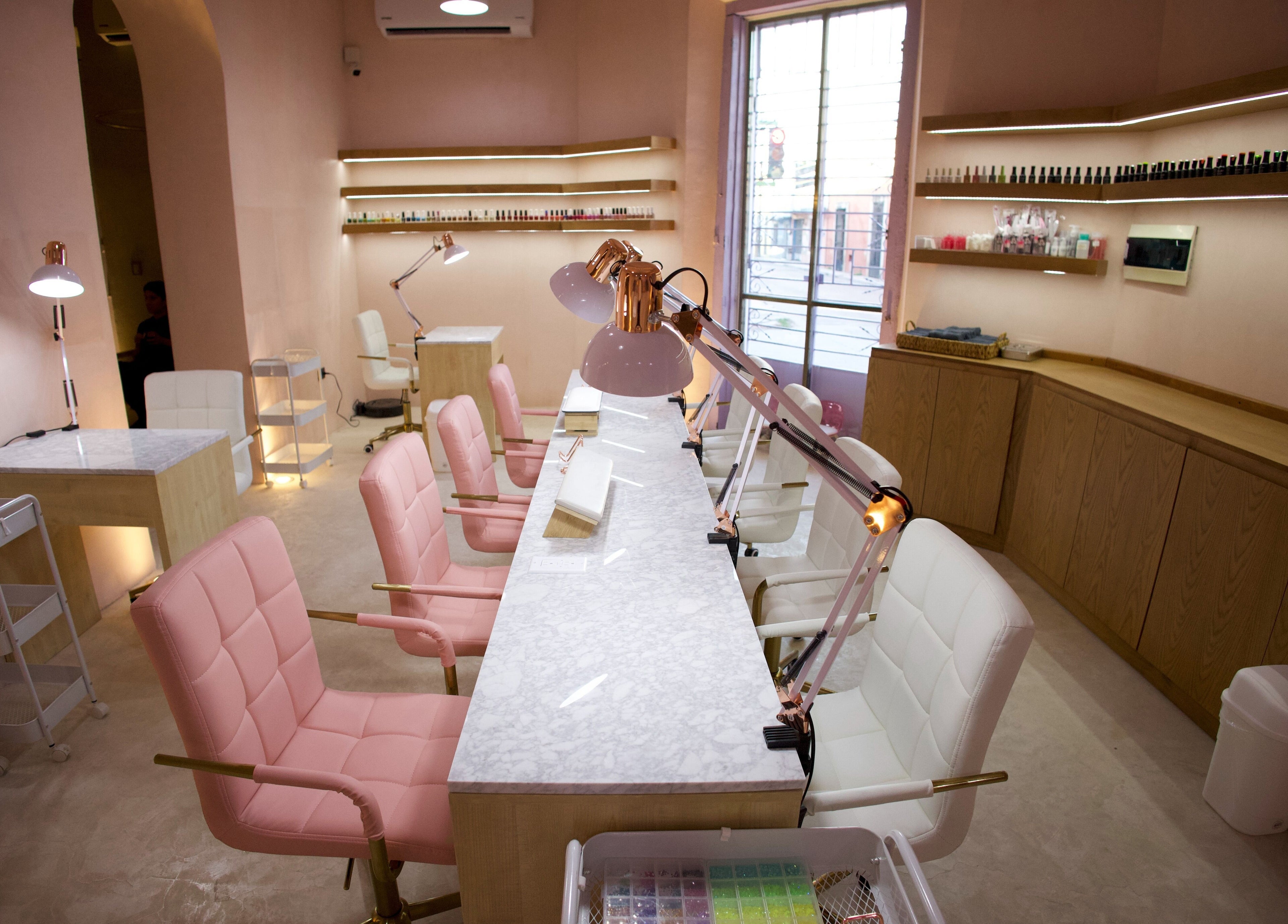 Interior elegante de Ceremonia Uñas | Spa - Centro de Mérida, Mérida, Yucatán, MX, con asientos rosas y blancos.