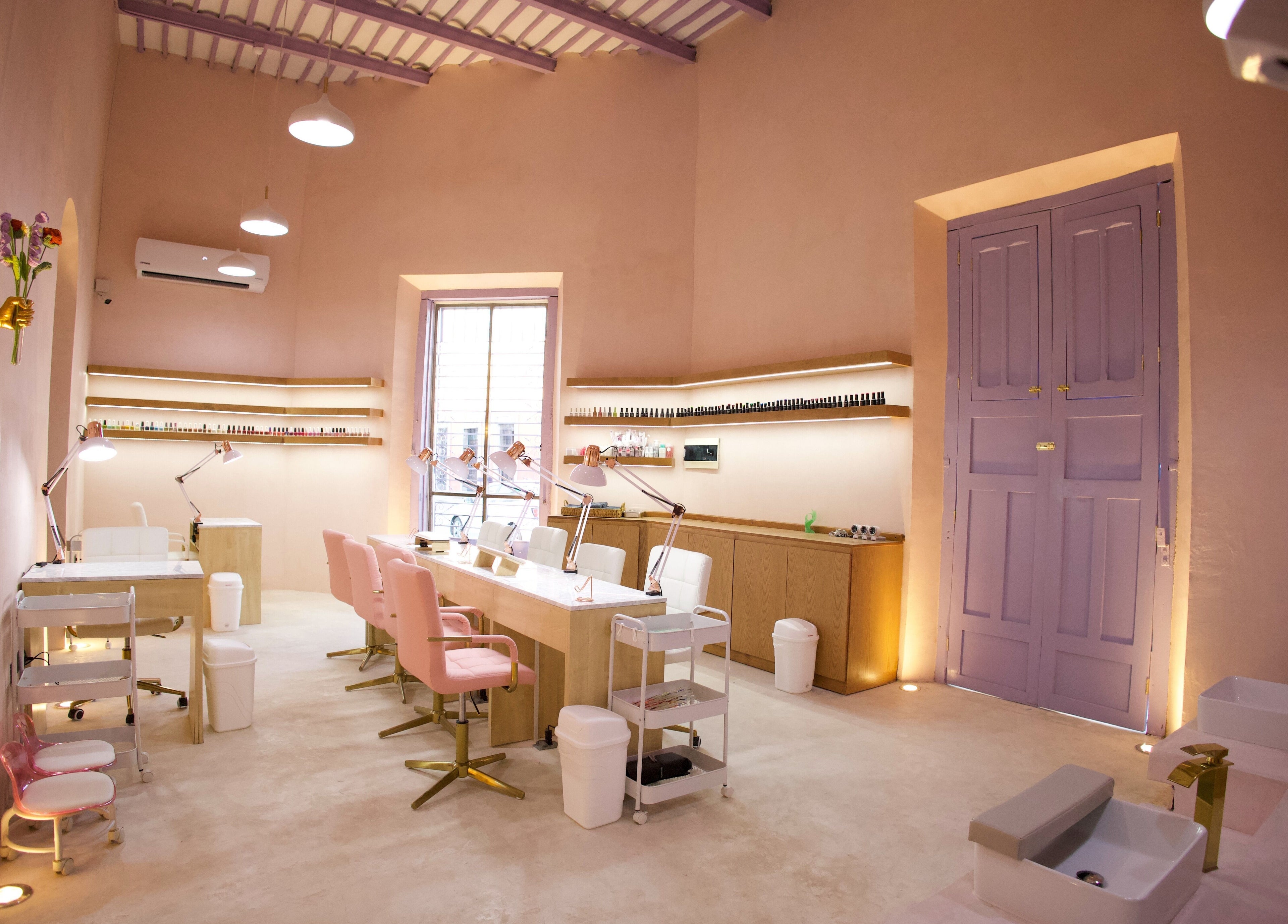 Elegante salón de Ceremonia Uñas | Spa - Centro de Mérida, en Mérida, Yucatán, MX con sillas rosadas.