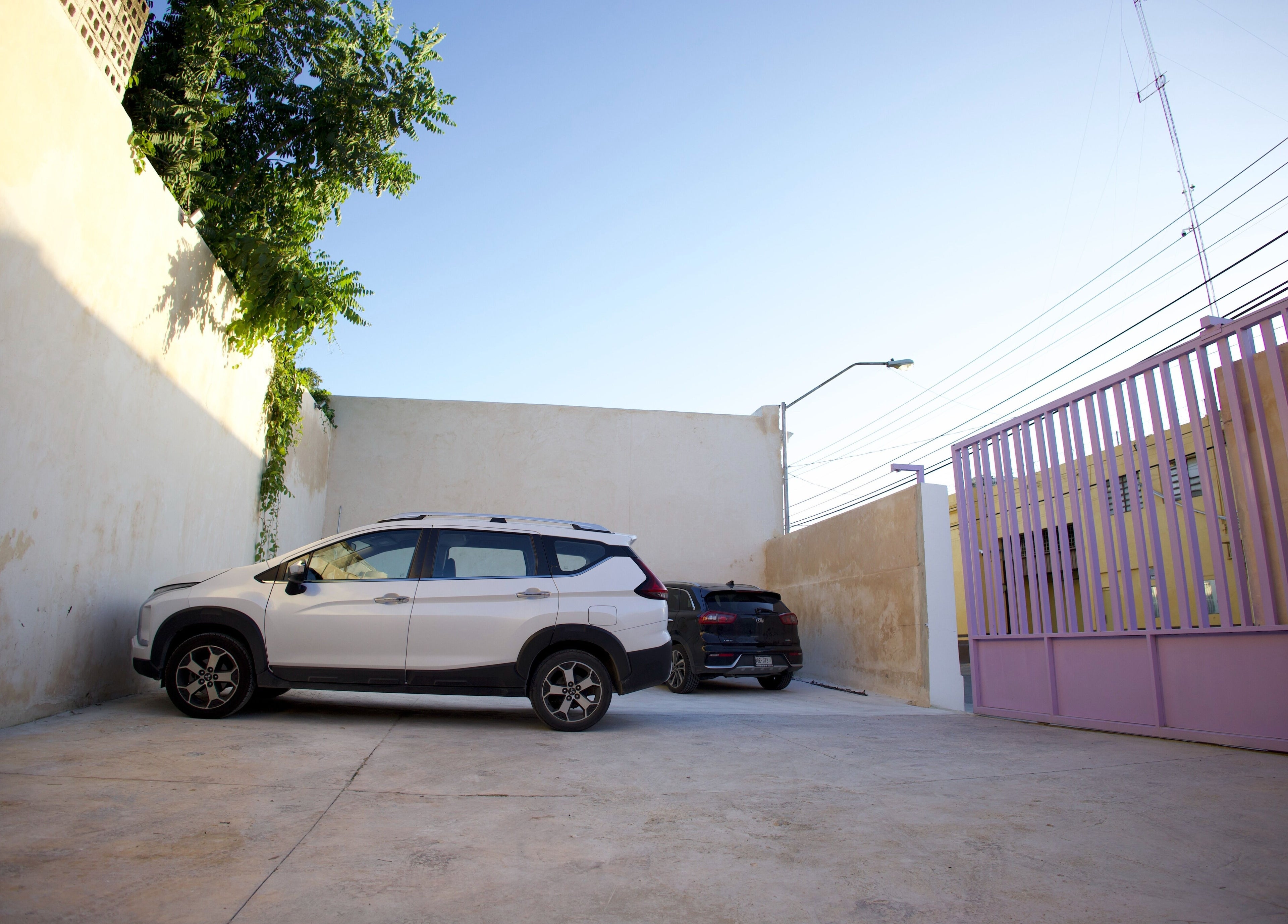 Estacionamiento en Ceremonia Uñas | Spa - Centro de Mérida, Mérida, Yucatán, MX con autos en un entorno sereno.