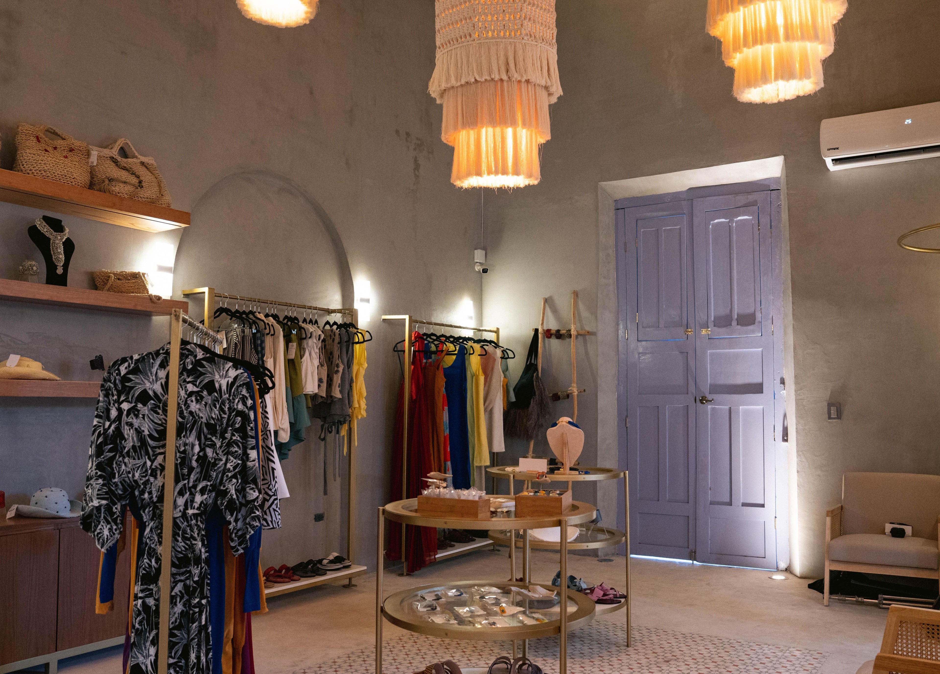 Interior acogedor de Ceremonia Uñas | Spa - Centro de Mérida con ropa y joyas, Mérida, Yucatán, MX.