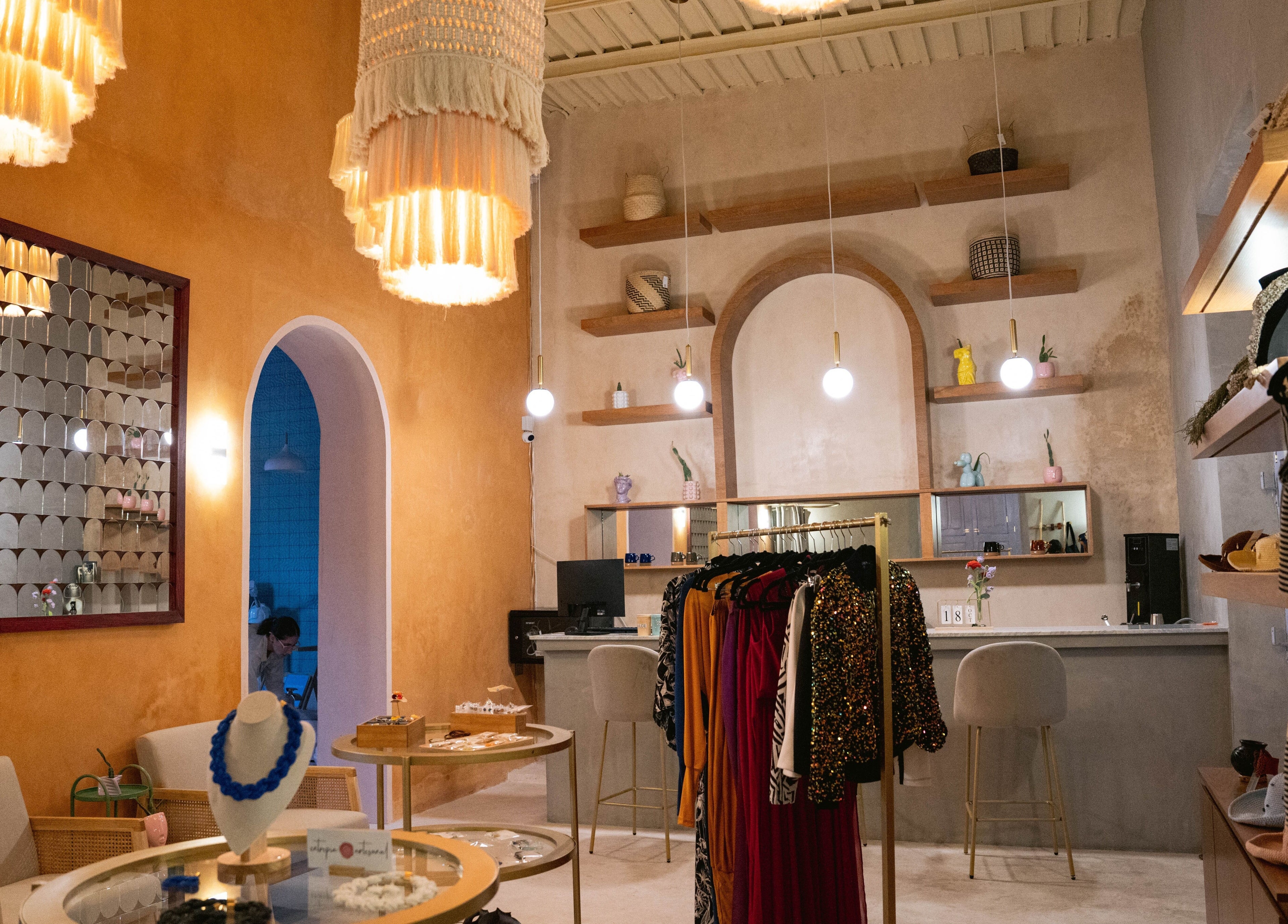 Interior bohemio de Ceremonia Uñas | Spa - Centro de Mérida, Mérida, Yucatán, MX, con colgantes y ropa colorida.