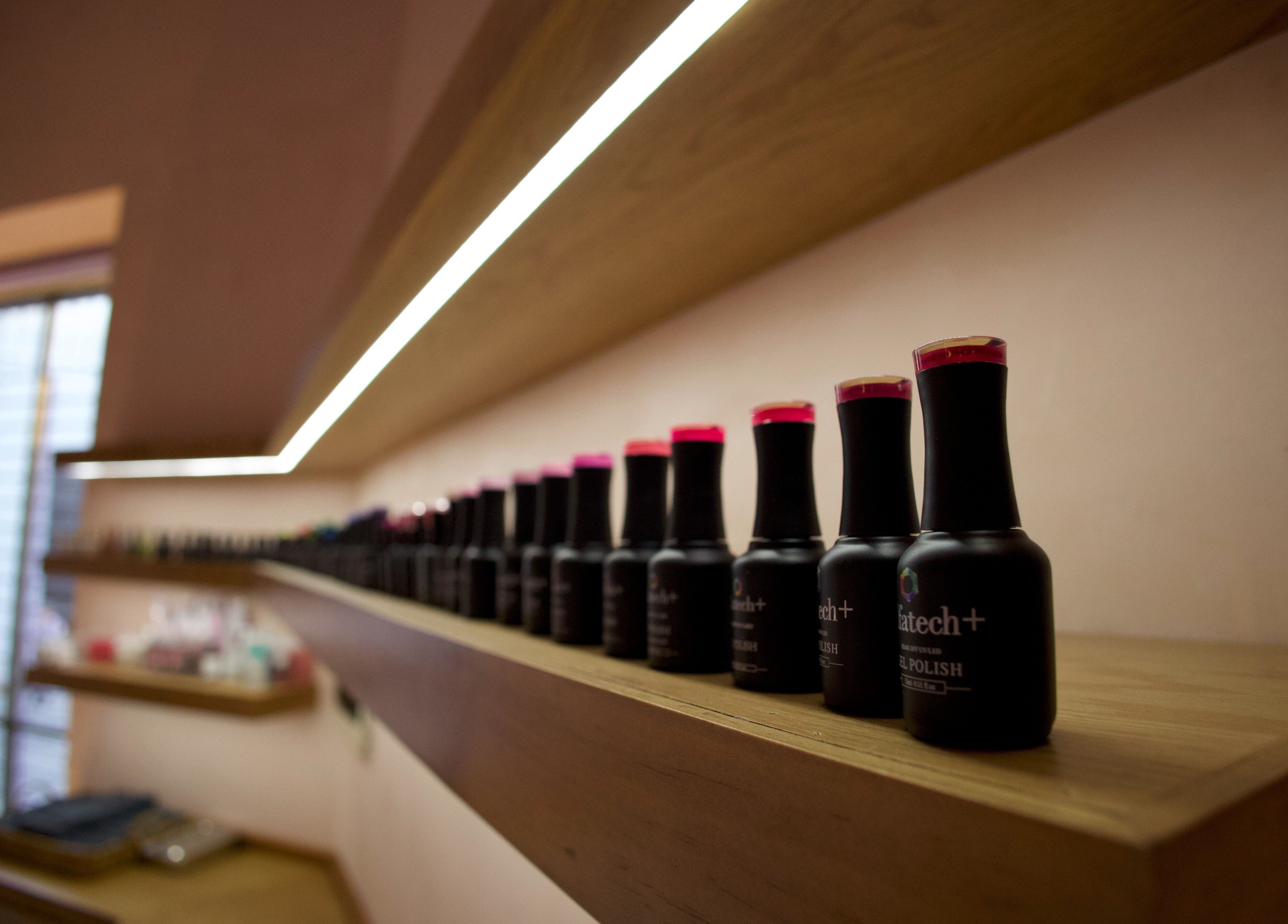 Esmaltes coloridos en estante de Ceremonia Uñas | Spa - Centro de Mérida, Mérida, Yucatán, MX.