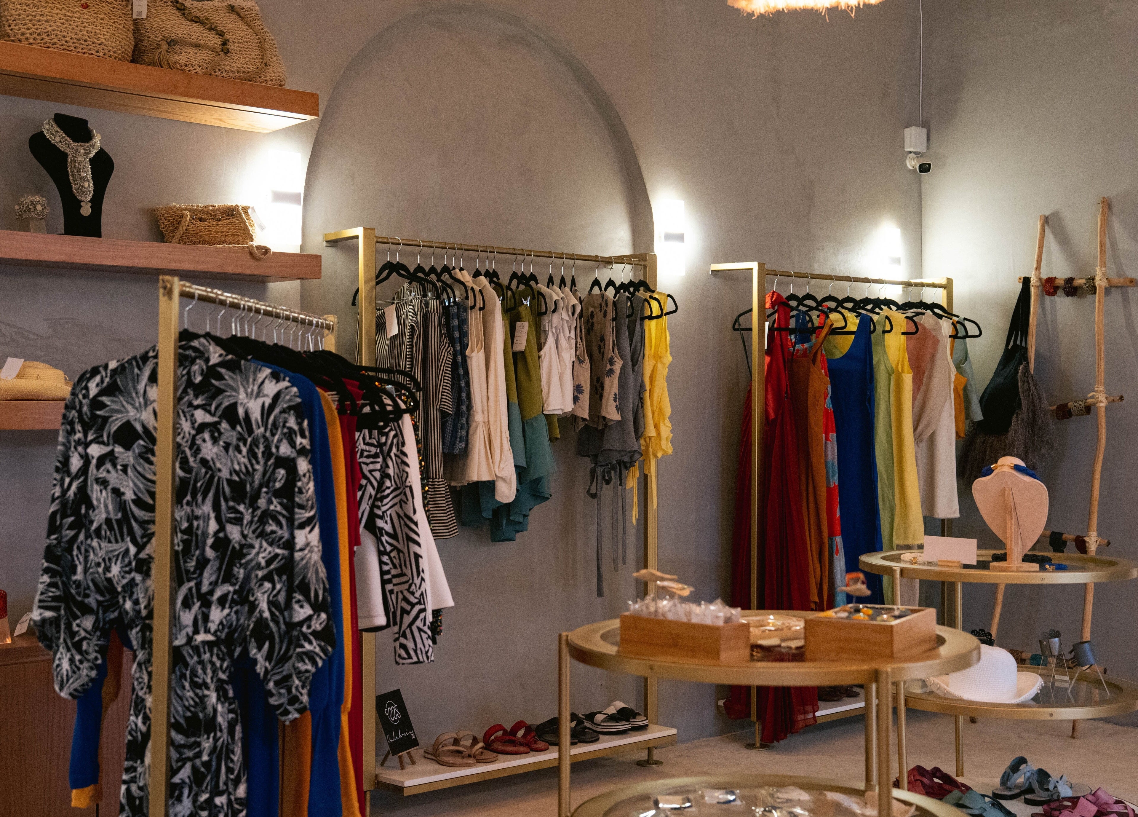 Interior de boutique en Ceremonia Uñas | Spa - Centro de Mérida, Mérida, Yucatán, MX con ropa y accesorios.