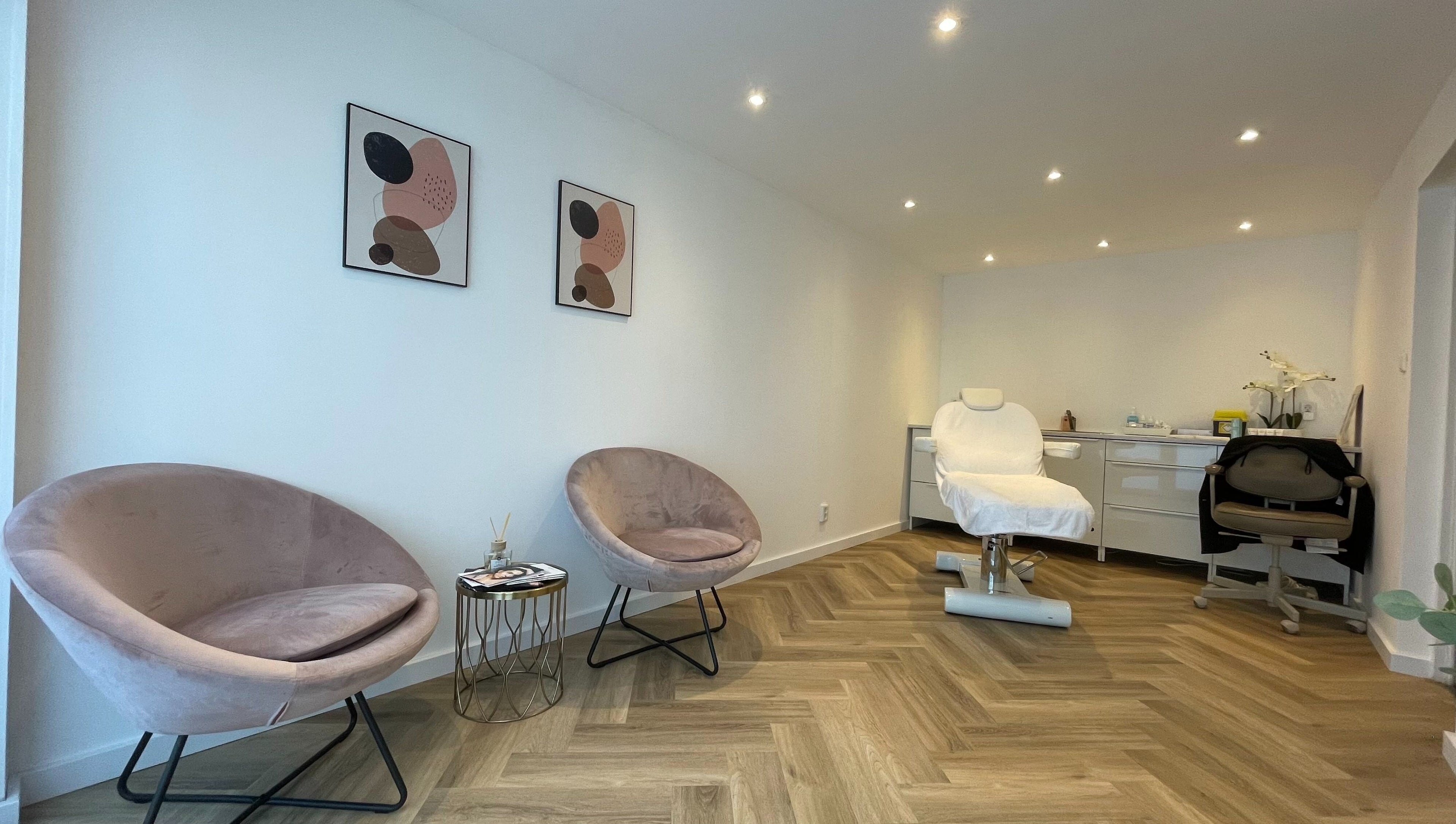 Moderne behandelkamer bij Clinic Eleven Aesthetics, Rotterdam, Zuid-Holland, NL, met comfortabele stoelen.