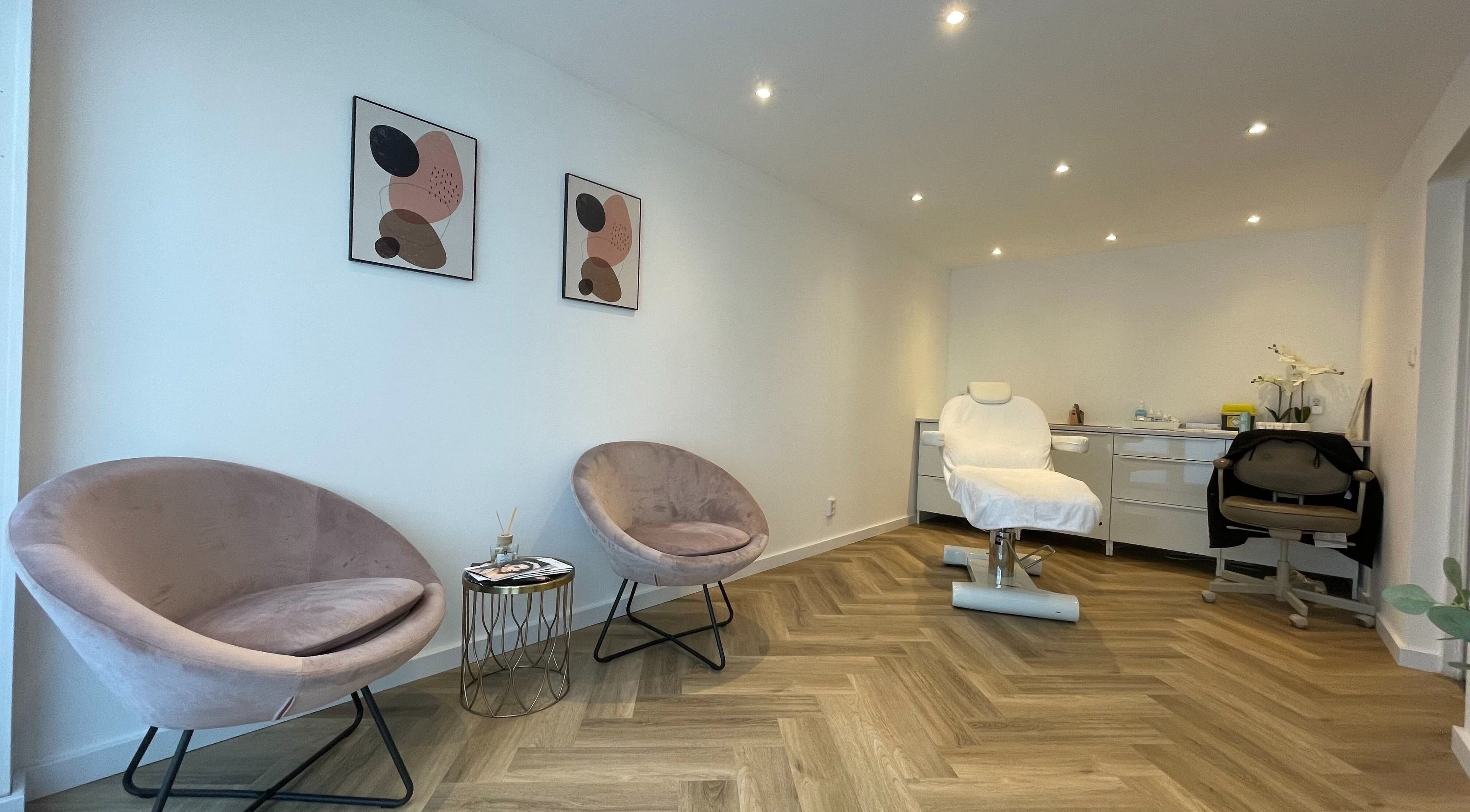 Moderne behandelkamer bij Clinic Eleven Aesthetics, Rotterdam, Zuid-Holland, NL, met comfortabele stoelen.