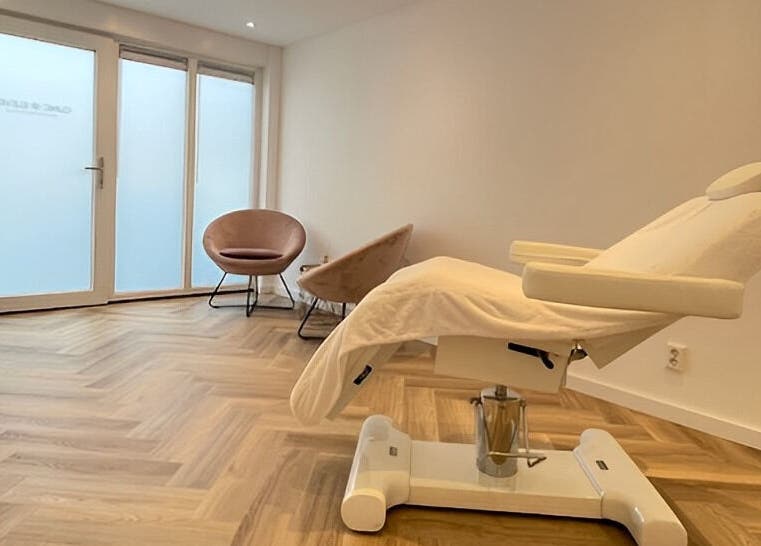 Rustige behandelkamer bij Clinic Eleven Aesthetics, Rotterdam, Zuid-Holland, NL. Luxe stoel en modern interieur.