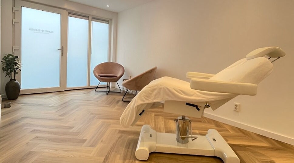Rustige behandelkamer bij Clinic Eleven Aesthetics, Rotterdam, Zuid-Holland, NL. Luxe stoel en modern interieur.