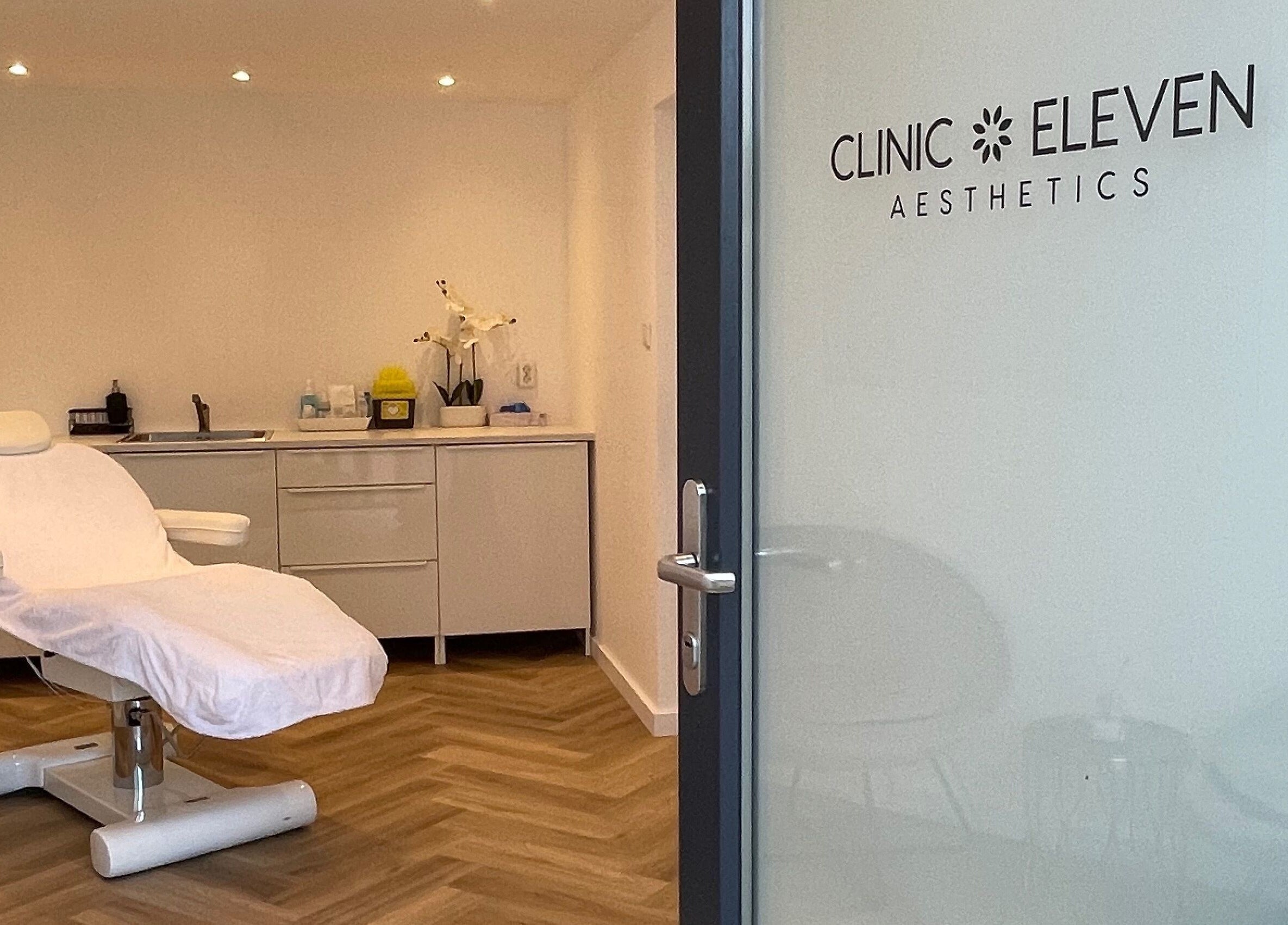 Moderne behandelkamer bij Clinic Eleven Aesthetics in Rotterdam, Zuid-Holland, NL met comfortabele behandelstoel.