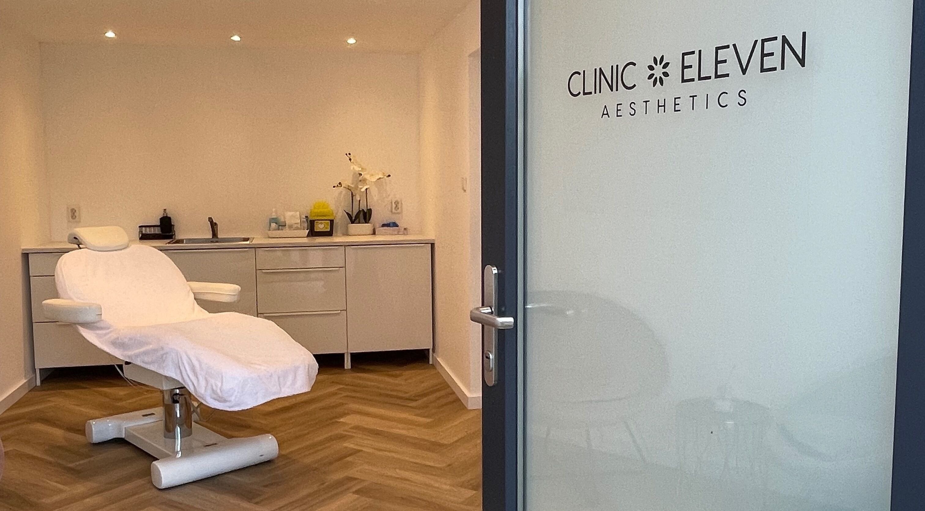 Moderne behandelkamer bij Clinic Eleven Aesthetics in Rotterdam, Zuid-Holland, NL met comfortabele behandelstoel.