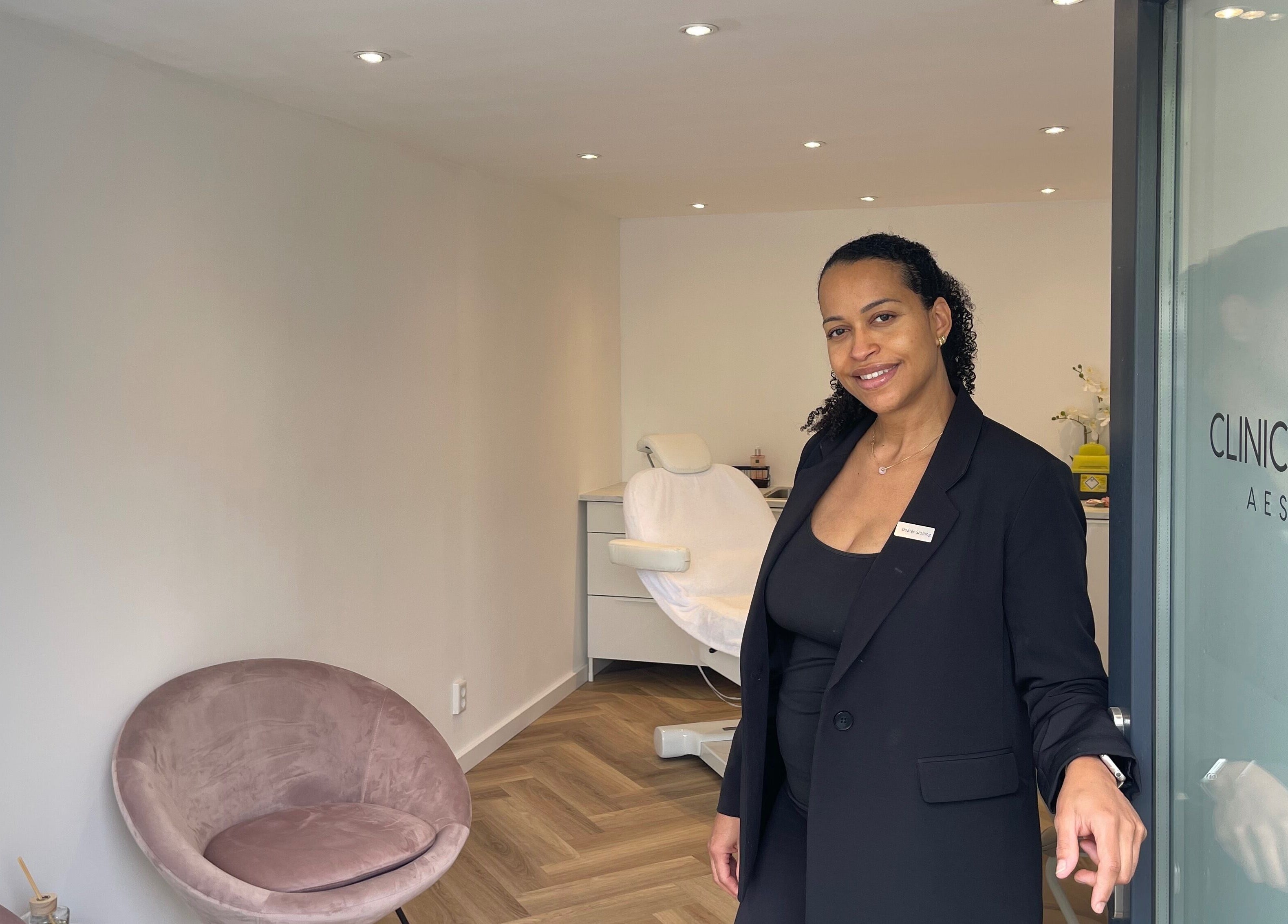 Gastvrije salonruimte van Clinic Eleven Aesthetics in Rotterdam, Zuid-Holland, NL.