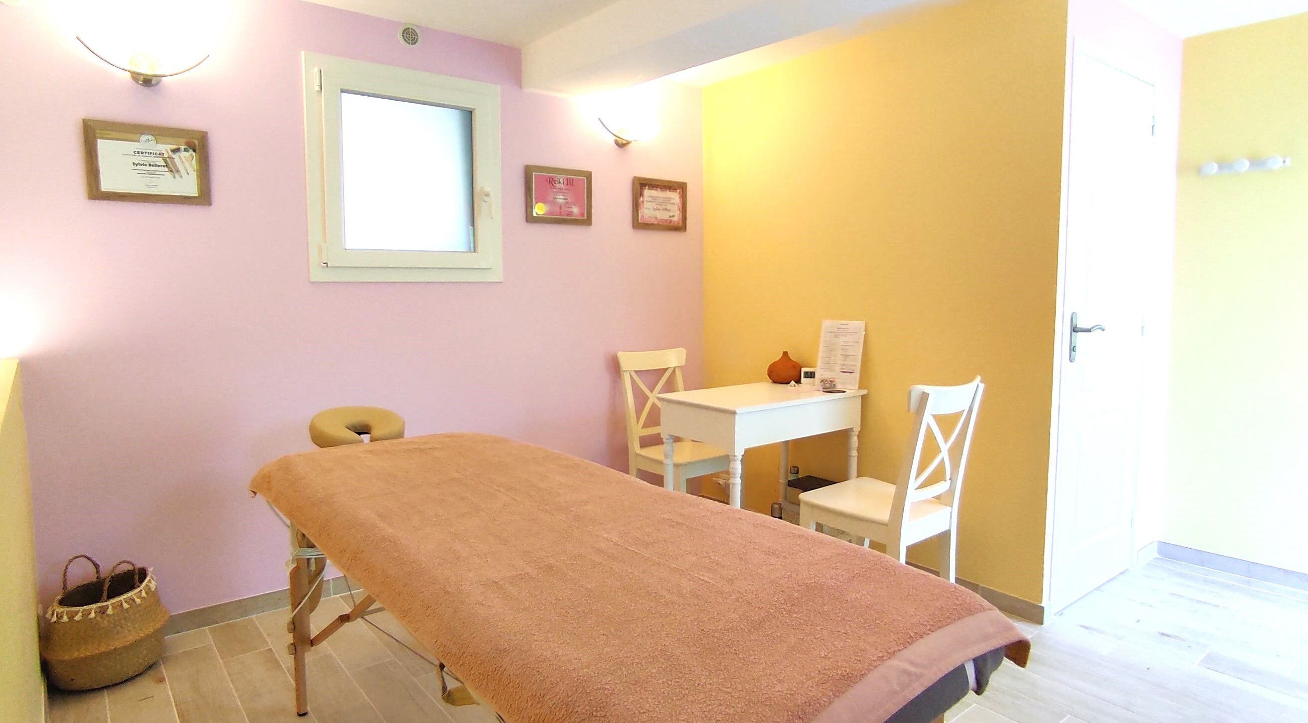Salle de massage calme chez MADÉRO & ÉNERGIES à Ria-sirach, Occitanie, FR. Décor pastel et atmosphère relaxante.