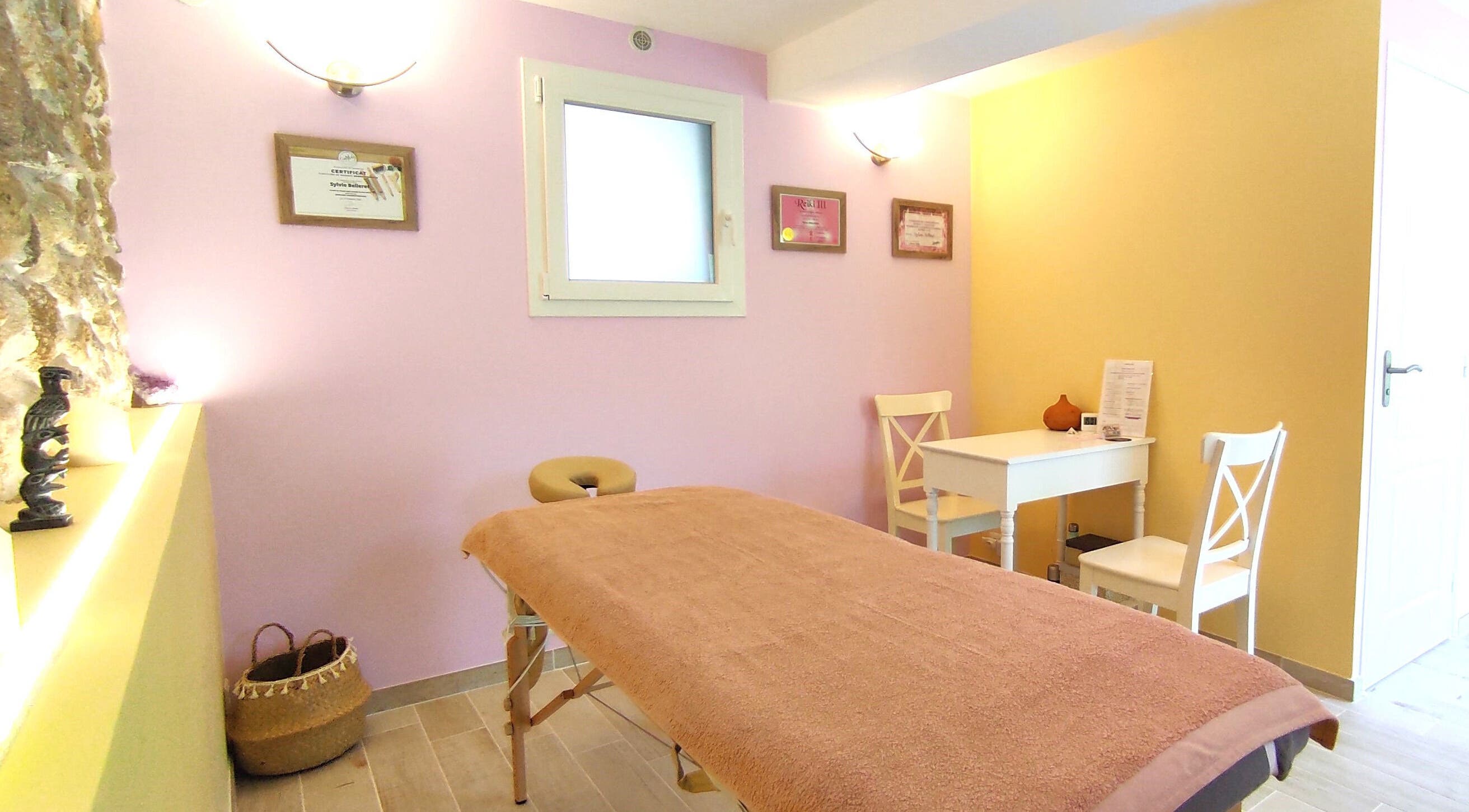 Salle de massage MADÉRO & ÉNERGIES, Ria-sirach, Occitanie, FR avec décor apaisant et table de soin.