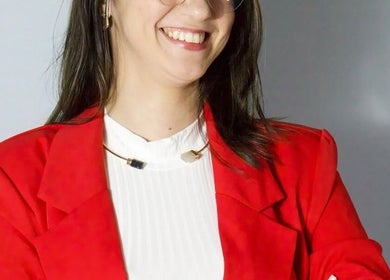 Profissional sorridente em Bella´s Esmalteria, Junqueirópolis, São Paulo, BR.