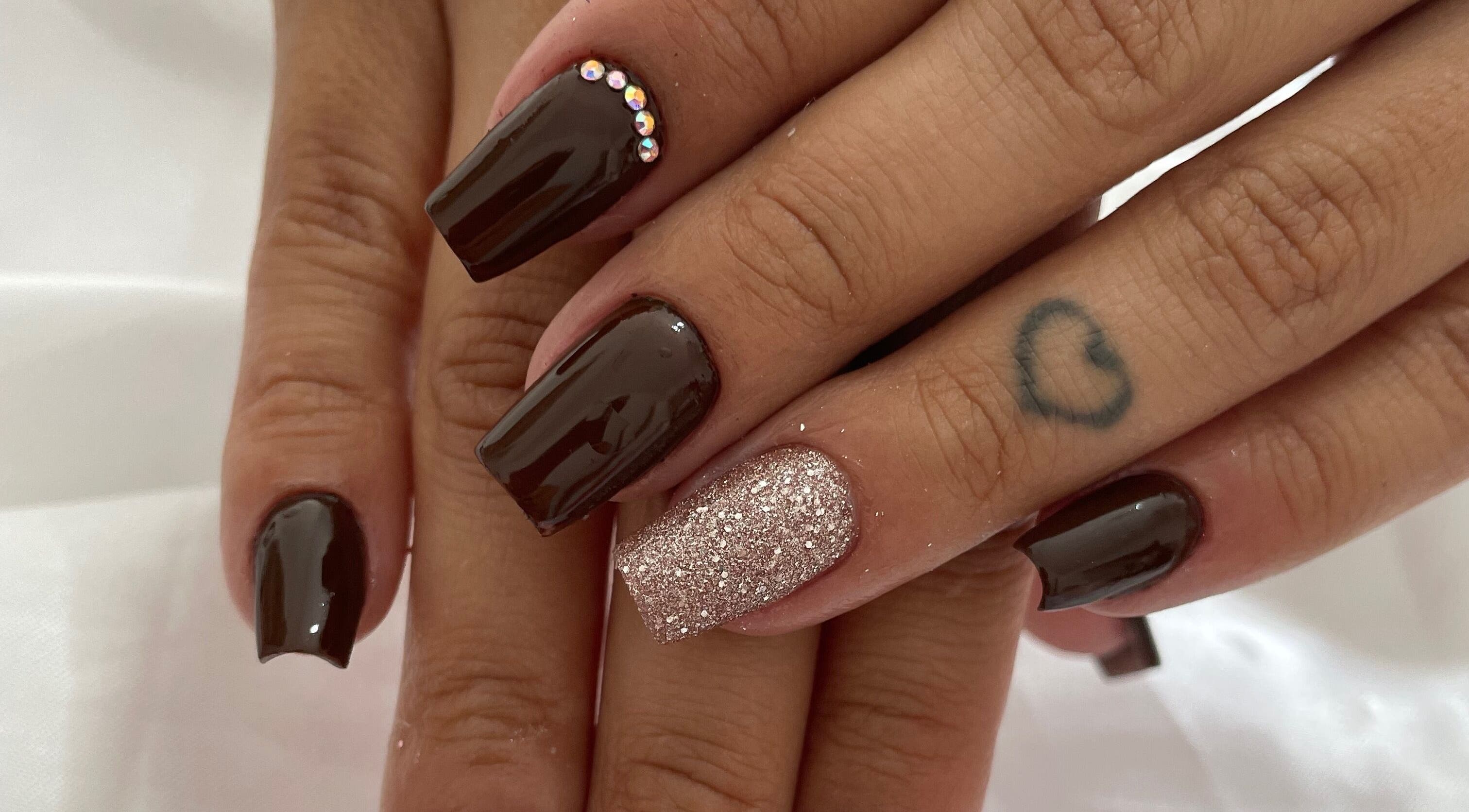 Unhas glamourosas no Estephany Meirelles Nails, São Paulo, São Paulo, BR, com esmalte escuro e glitter.