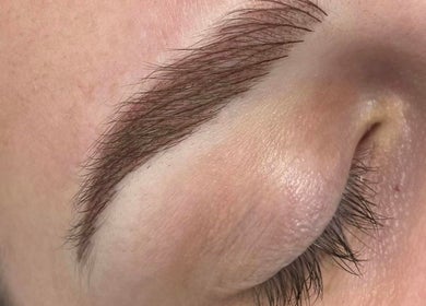 Close-up of expertly shaped eyebrow at Erin Harrington Beauty, Dubai, AE.