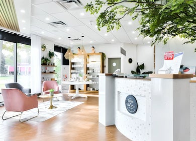 Intérieur moderne et accueillant du Centre Sante du Cheveu à Rosemère, Québec, CA.