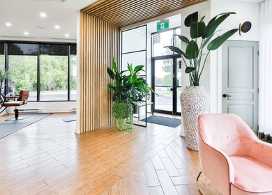 Intérieur moderne du Centre Sante du Cheveu à Rosemère, Québec, CA, avec sièges et plantes vertes.