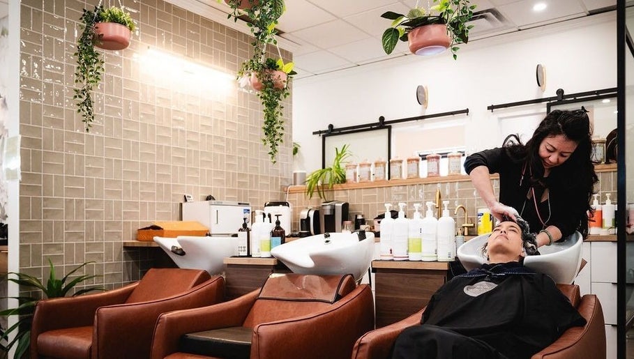 Soin capillaire au Centre Santé du Cheveu, Rosemère, Québec, CA. Confort et relaxation dans un cadre moderne.