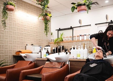 Soin capillaire au Centre Santé du Cheveu, Rosemère, Québec, CA. Confort et relaxation dans un cadre moderne.