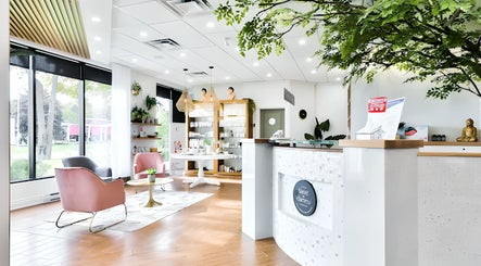 Intérieur moderne et accueillant de Centre Santé du Cheveu à Rosemère, Québec, CA, décoré avec des plantes.