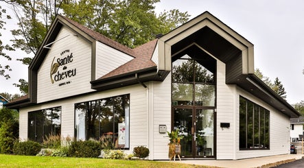 Façade moderne du Centre Santé du Cheveu à Rosemère, Québec, CA avec de grandes fenêtres et nature environnante.
