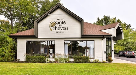Centre Santé du Cheveu avec façade moderne à Rosemère, Québec, CA entourée de verdure.