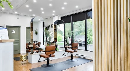 Intérieur moderne du Centre Santé du Cheveu à Rosemère, Québec, CA avec chaises coiffure.