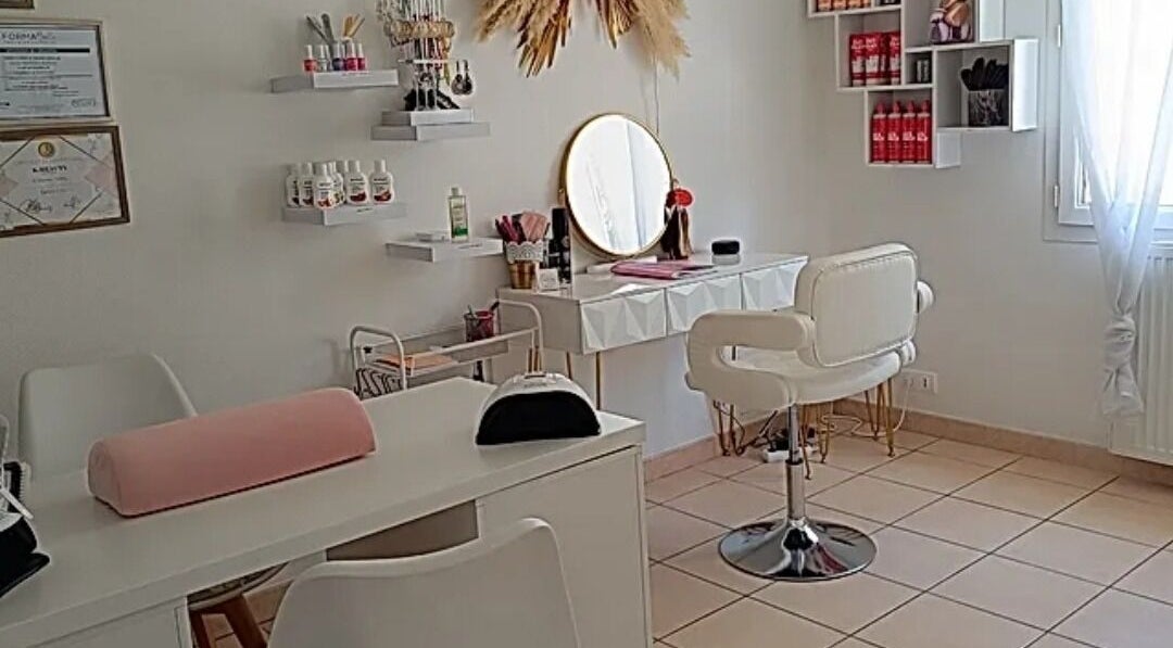 Intérieur moderne de Beauty Full à Marmande, Nouvelle-Aquitaine, FR avec chaise blanche et miroir rond.