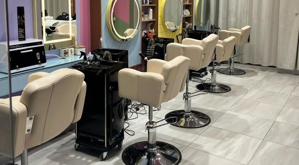 صالون عصري في B-Style Park Avenue بالرياض، منطقة الرياض، السعودية يضم كراسي جلدية أنيقة.