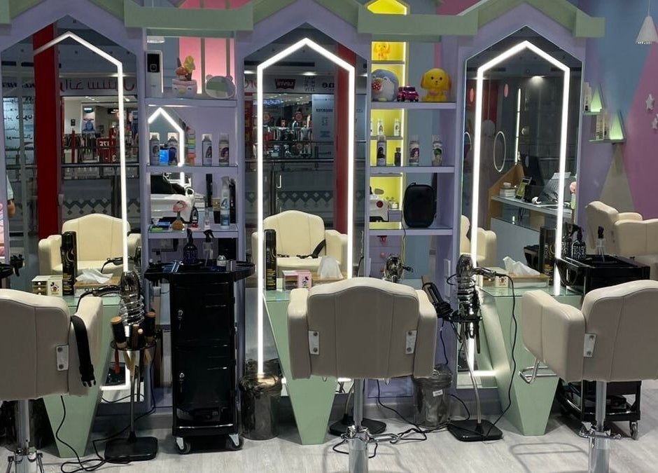 داخل صالة تجميل B-Style Al Ahasa في السعودية، المنطقة الشرقية، تحتوي على مقاعد وإضاءة مميزة.