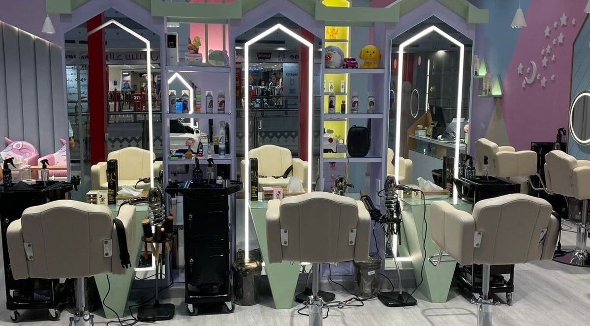 داخل صالة تجميل B-Style Al Ahasa في السعودية، المنطقة الشرقية، تحتوي على مقاعد وإضاءة مميزة.