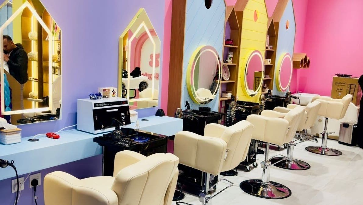 مقاعد صالون بيضاء في صالون ب-ستايل حائل، حائل، حائل، السعودية بأجواء ملونة ونابضة بالحياة.