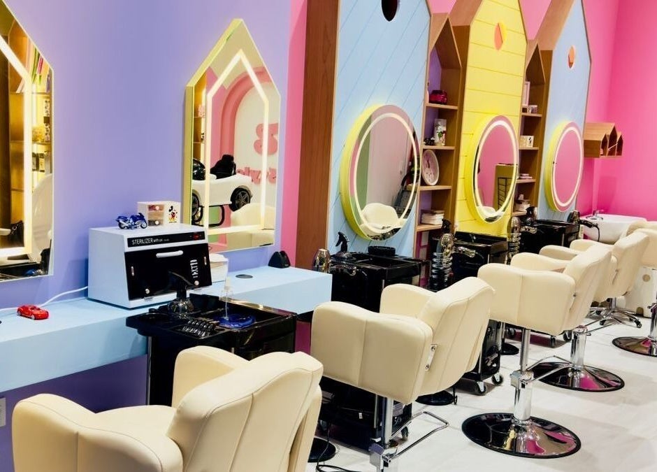 مقاعد صالون بيضاء في صالون ب-ستايل حائل، حائل، حائل، السعودية بأجواء ملونة ونابضة بالحياة.