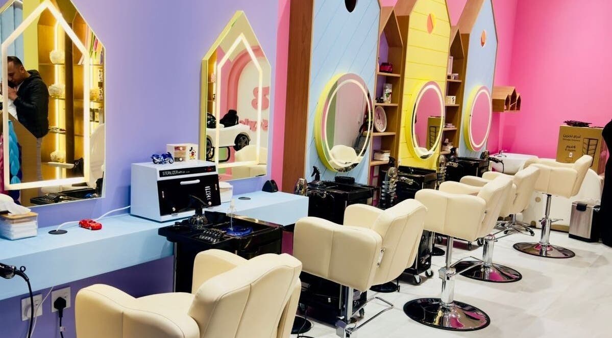 مقاعد صالون بيضاء في صالون ب-ستايل حائل، حائل، حائل، السعودية بأجواء ملونة ونابضة بالحياة.