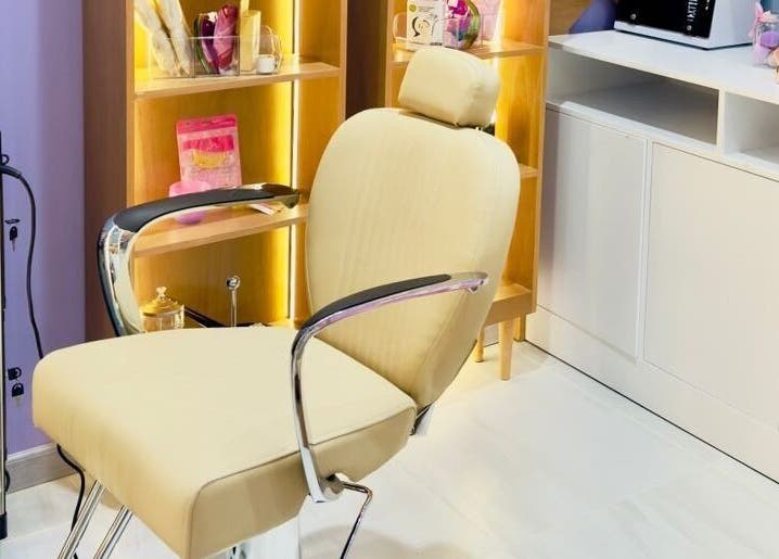 كرسي تجميل أنيق في ب-ستايل حائل، حائل، مقاطعة حائل، السعودية، يوفر راحة مثالية للعملاء.