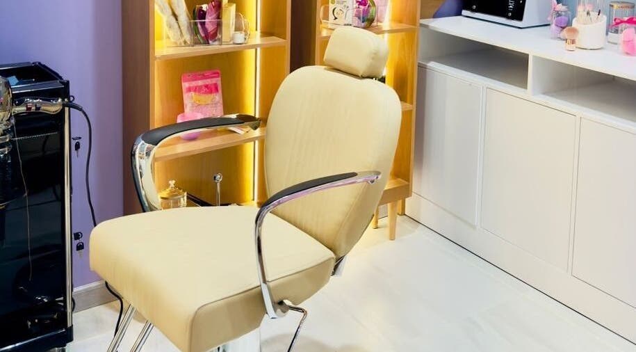 كرسي تجميل أنيق في ب-ستايل حائل، حائل، مقاطعة حائل، السعودية، يوفر راحة مثالية للعملاء.