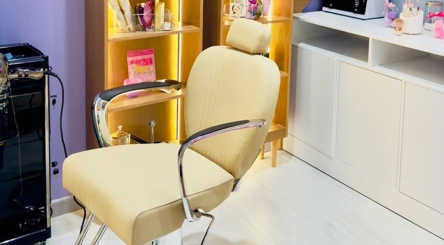 كرسي تجميل أنيق في ب-ستايل حائل، حائل، مقاطعة حائل، السعودية، يوفر راحة مثالية للعملاء.