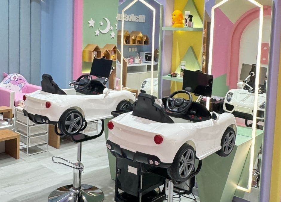 مقاعد أطفال على شكل سيارات في صالون B-Style Hail، حائل، منطقة حائل، السعودية.