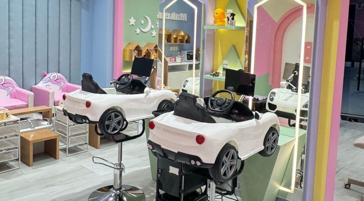 مقاعد أطفال على شكل سيارات في صالون B-Style Hail، حائل، منطقة حائل، السعودية.