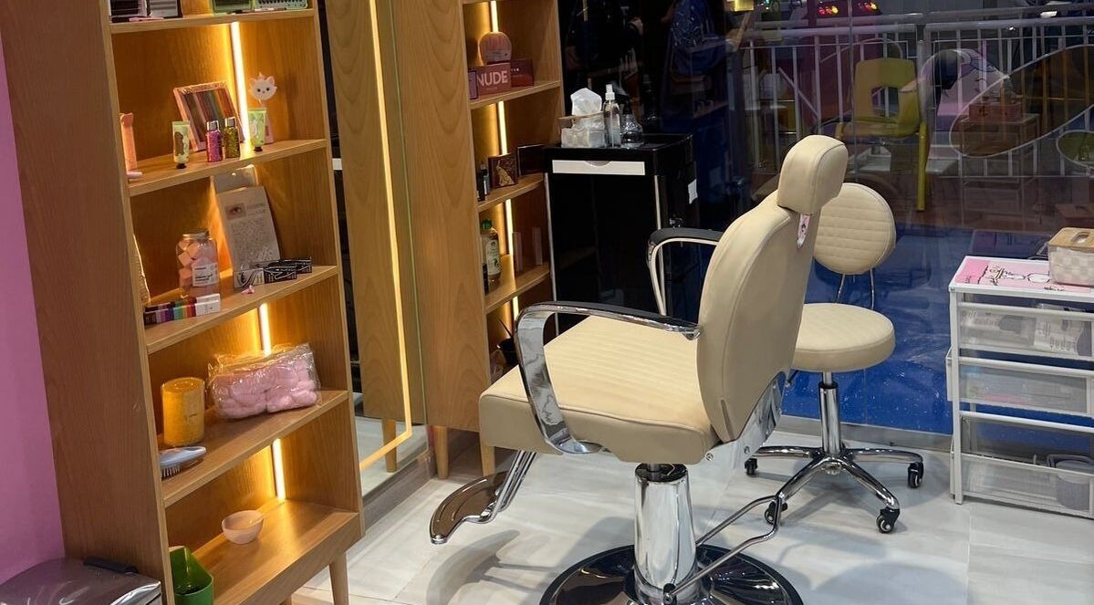 كرسي صالون حديث ومنتجات تجميل في B-Style Dhahran Mall، السعودية، المنطقة الشرقية.