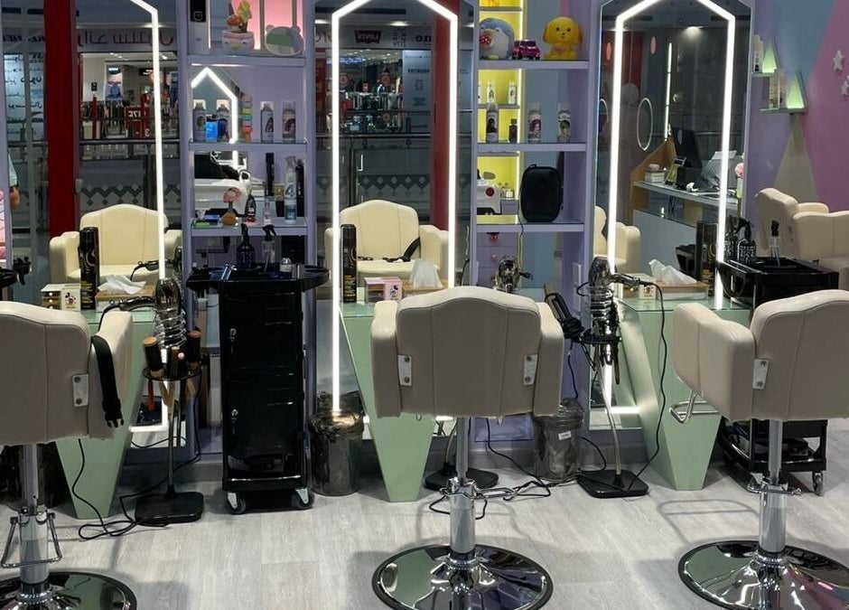 مقاعد صالون حديثة في B-Style Al Hamra، السعودية، منطقة الرياض، SA مع مرايا وإضاءة متطورة.