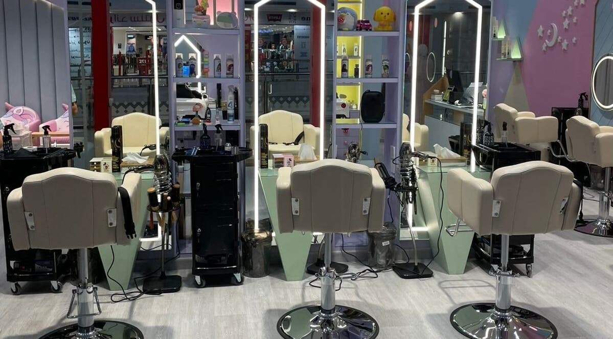 مقاعد صالون حديثة في B-Style Al Hamra، السعودية، منطقة الرياض، SA مع مرايا وإضاءة متطورة.