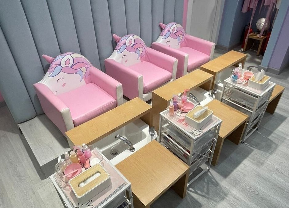 كراسي وردية مع ديكور لطيف في B-Style Al Hamra، الرياض، السعودية.