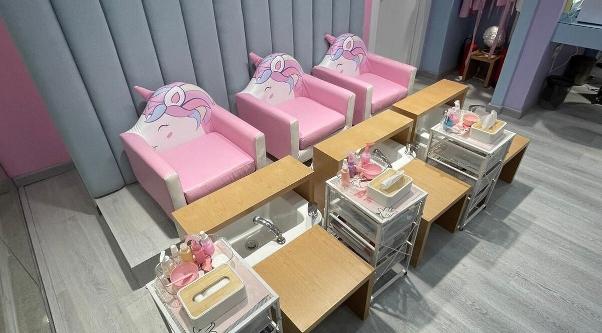 كراسي وردية مع ديكور لطيف في B-Style Al Hamra، الرياض، السعودية.