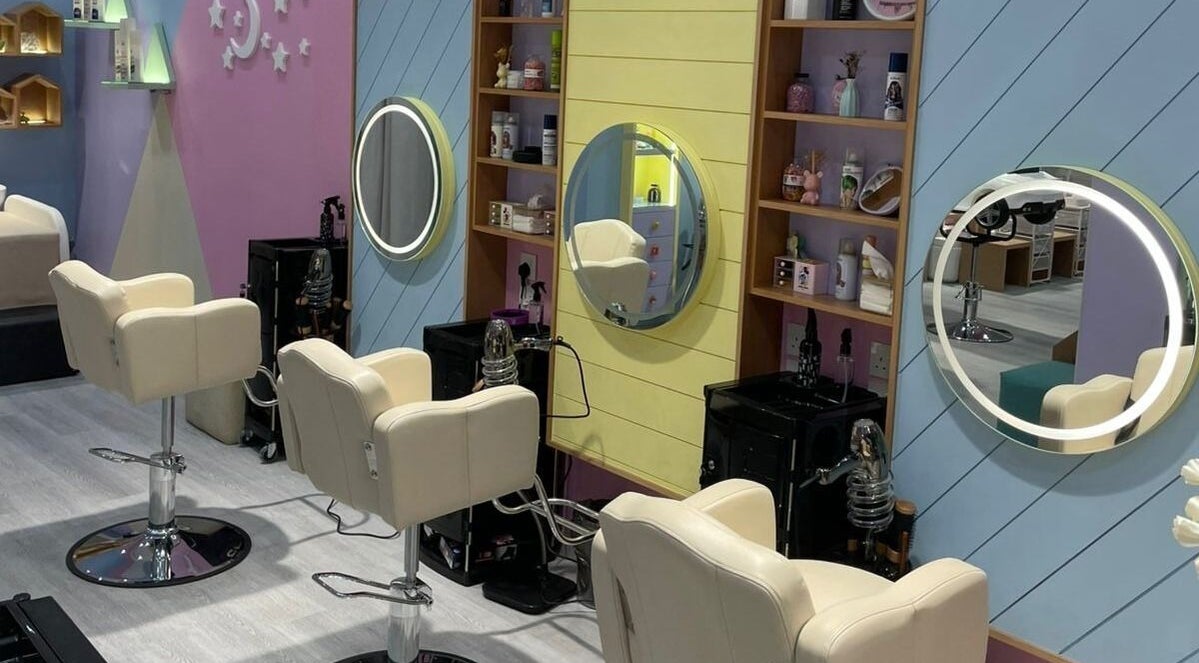 صالون بستايل الحمراء في السعودية، مقاطعة الرياض، SA بديكور مريح ومرآة دائرية أنيقة.