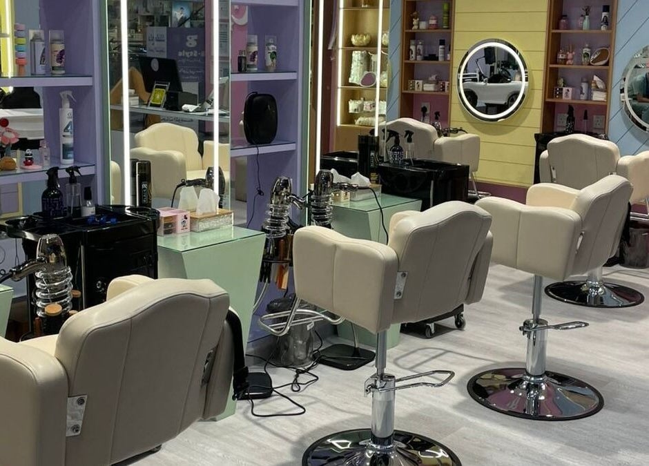 غرفة تجميل داخل B-Style Al Hamra في الرياض، السعودية، مجهزة بكراسي أنيقة ومرايا.