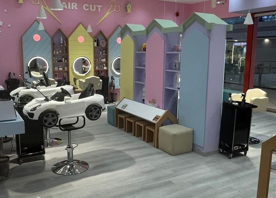 صالون جذاب للأطفال في B-Style Al Hamra، السعودية، منطقة الرياض، SA يوفر سيارات مضحكة لتصفيف الشعر.