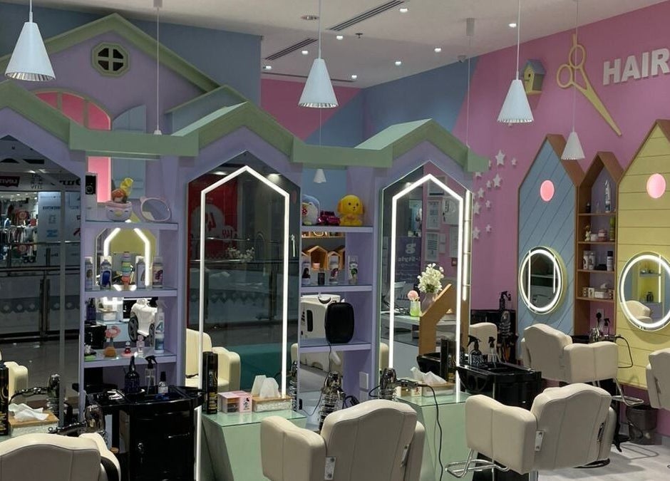 صالون بستايل الحمرا في الرياض، مقاطعة الرياض، SA- جلسات مريحة وألوان حيوية.