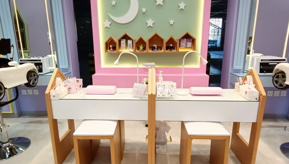 منظر لطاولة تجميل أنيقة في B-Style Jazan Mall، جازان، منطقة جازان، السعودية.