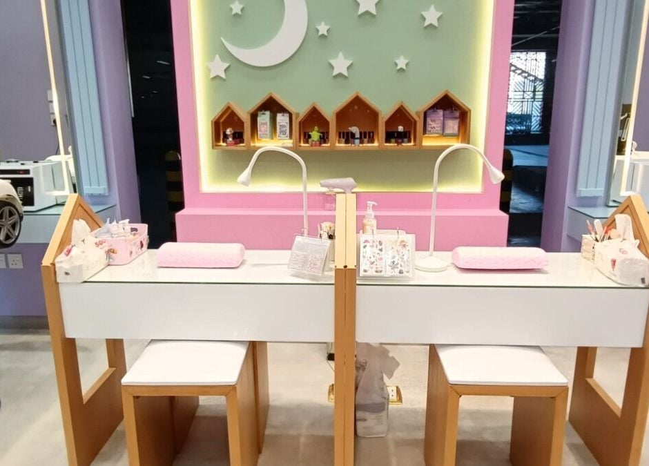 منظر لطاولة تجميل أنيقة في B-Style Jazan Mall، جازان، منطقة جازان، السعودية.